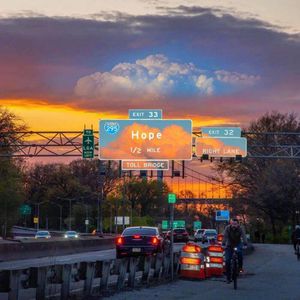 一小孩把鸡巴喂给姐姐
