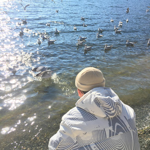 一小孩把鸡巴喂给姐姐
